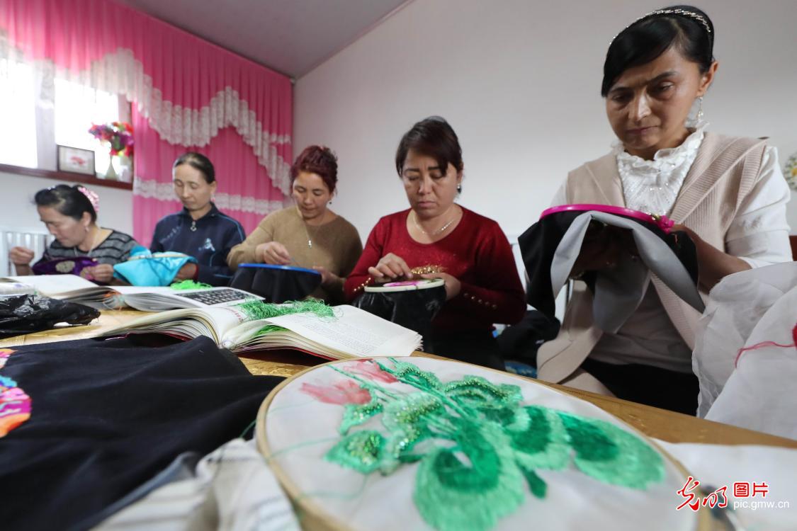 新疆哈密：传统刺绣助脱贫