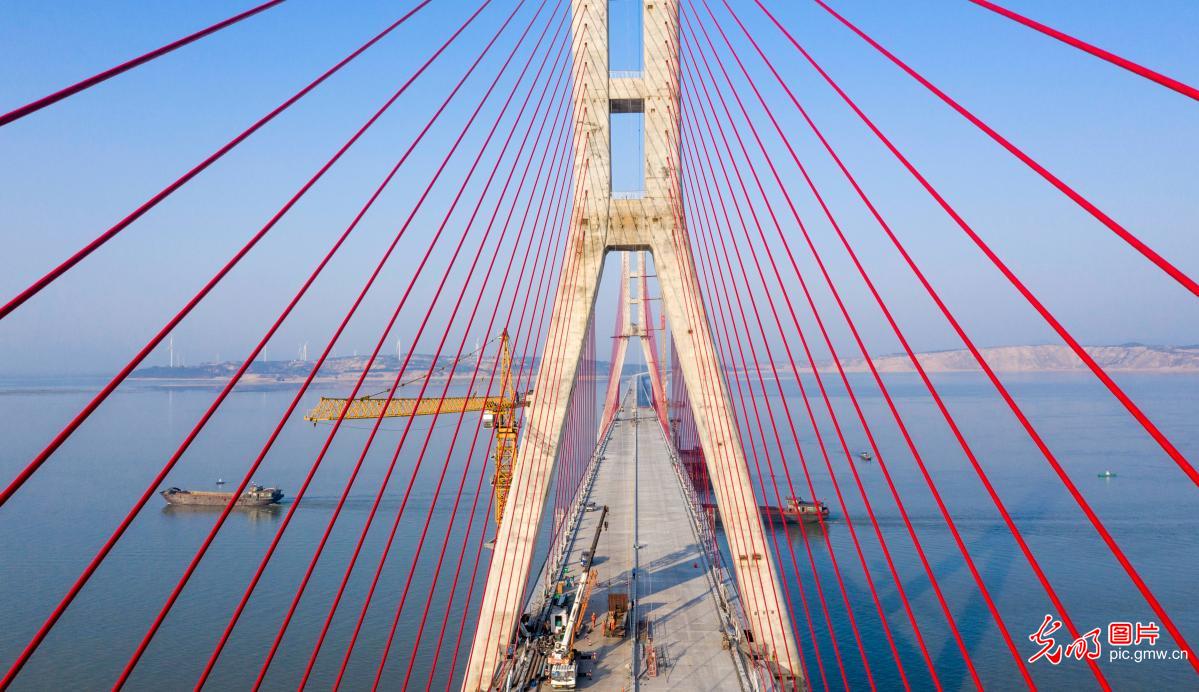 鄱阳湖二桥桥面沥青正式摊铺