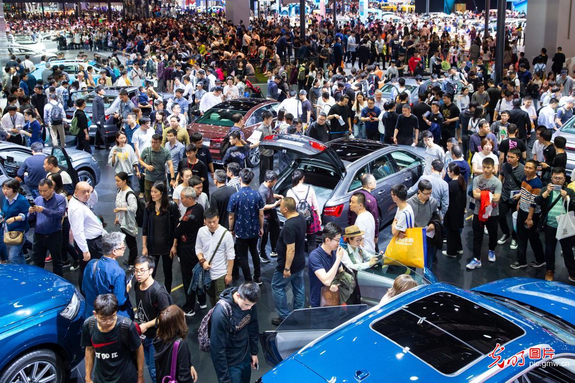 上海国际车展迎来周末大客流