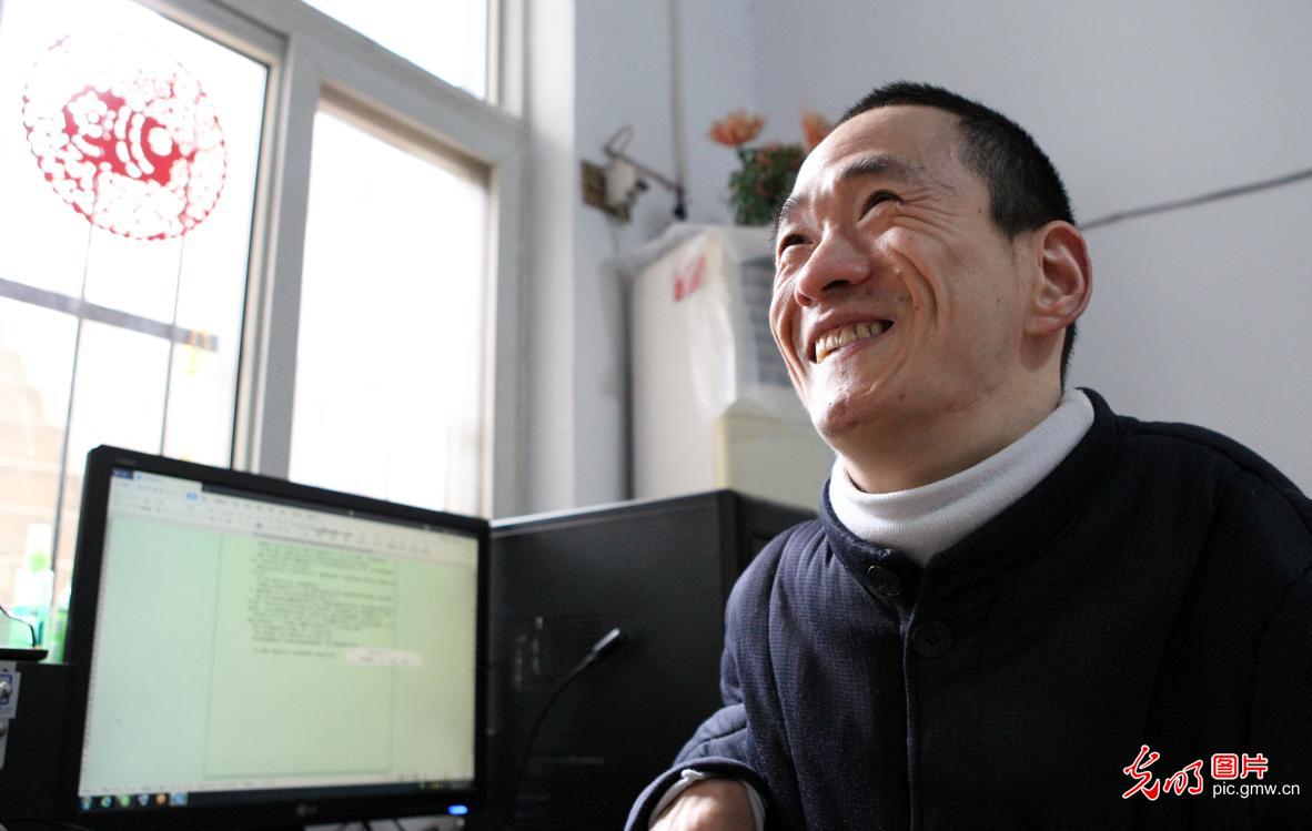 【光明图刊】用舌尖敲打键盘 行走科幻世界的陈伟起