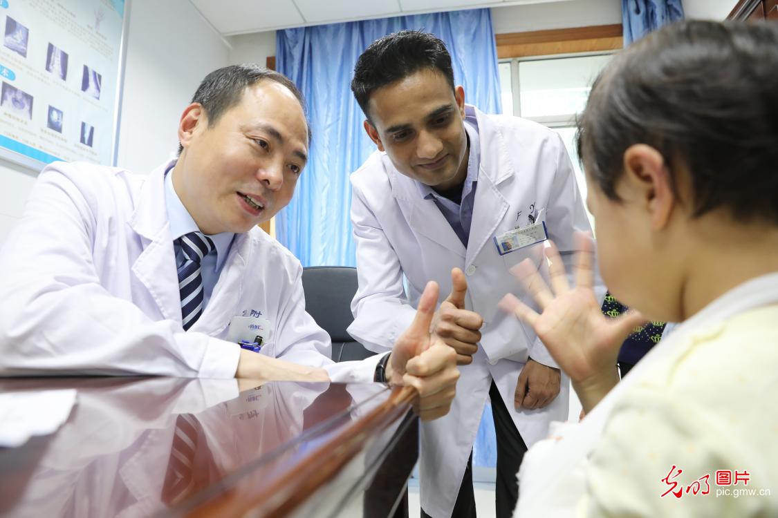 【光明图刊】尼泊尔留学生与中国的医学之缘
