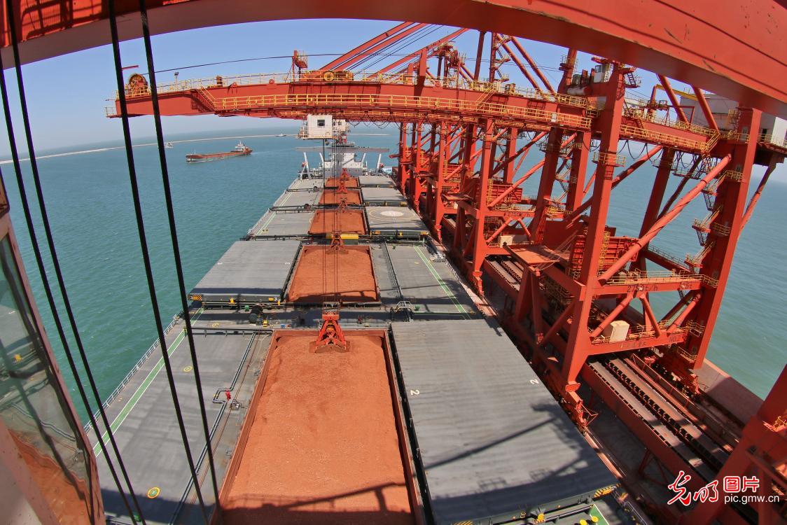 烟台港接卸30万吨级铝矾土船