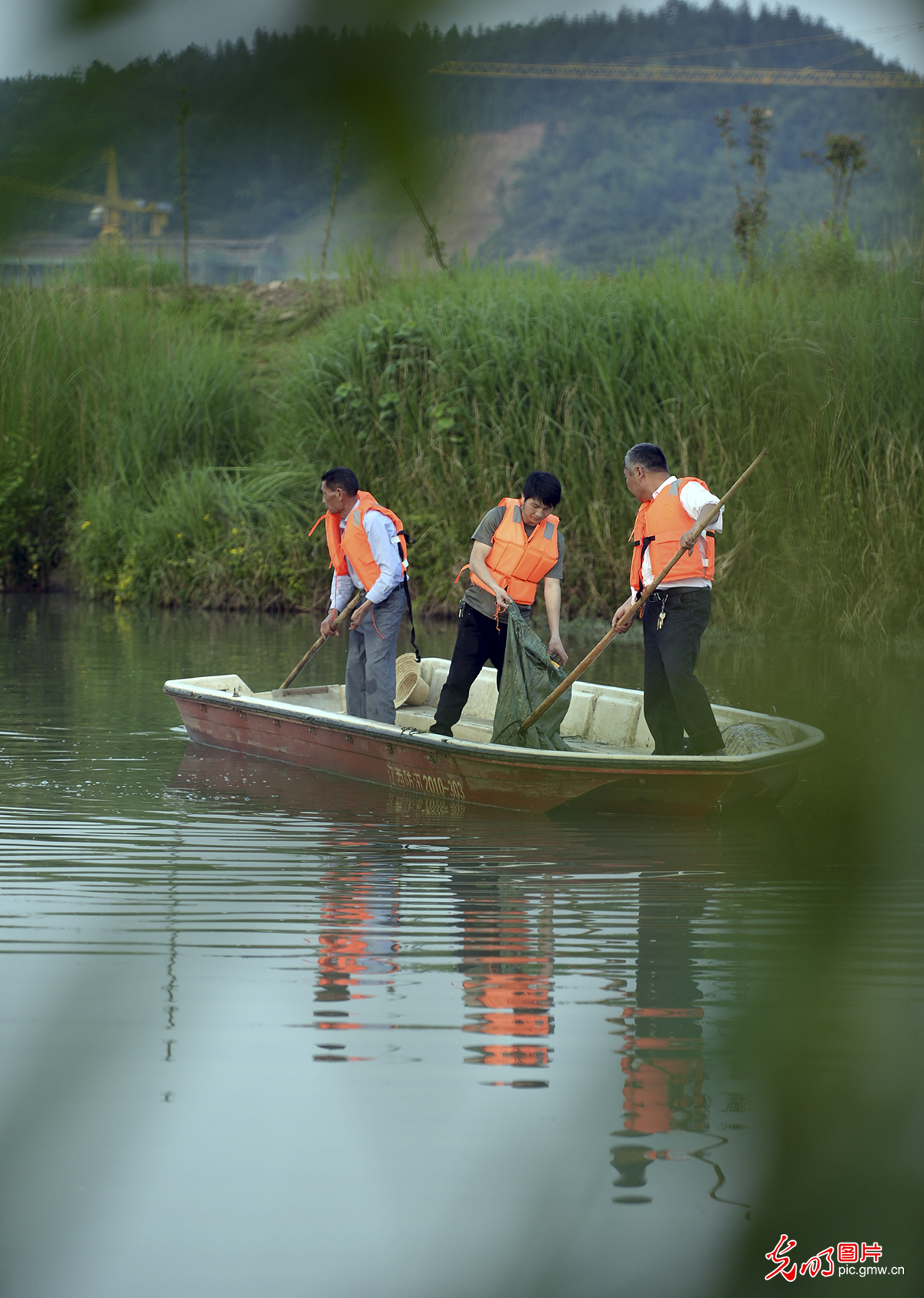 江西上栗：河道清理保护生态
