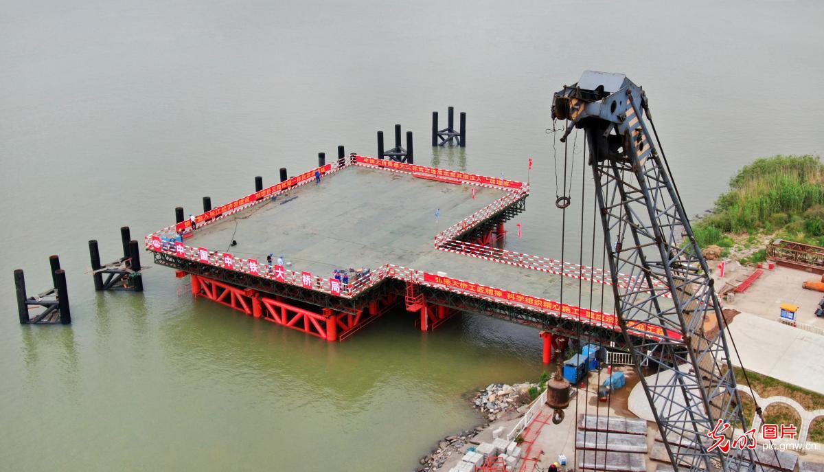 江苏常泰长江大桥录安洲水上施工平台建成