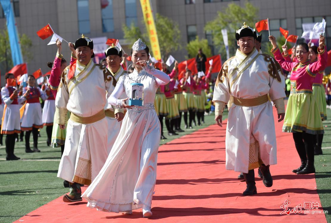 第十四届全国冬运会火炬在内蒙古阿拉善传递