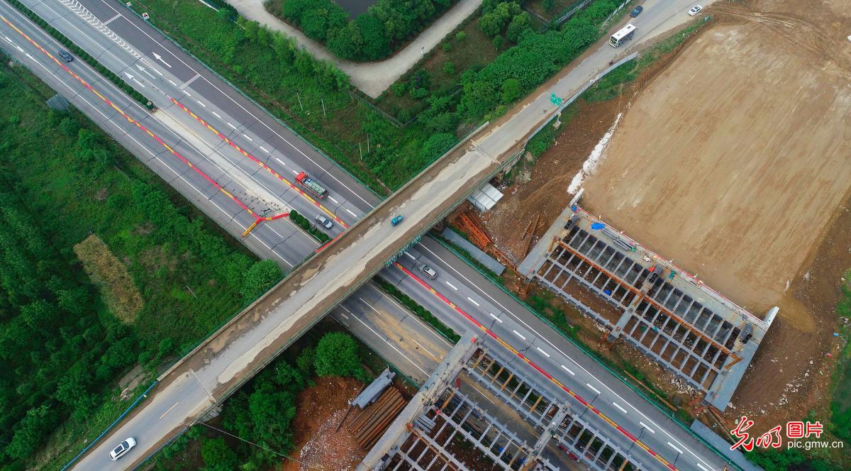 安徽庐江: S316上跨京台高速大桥开建