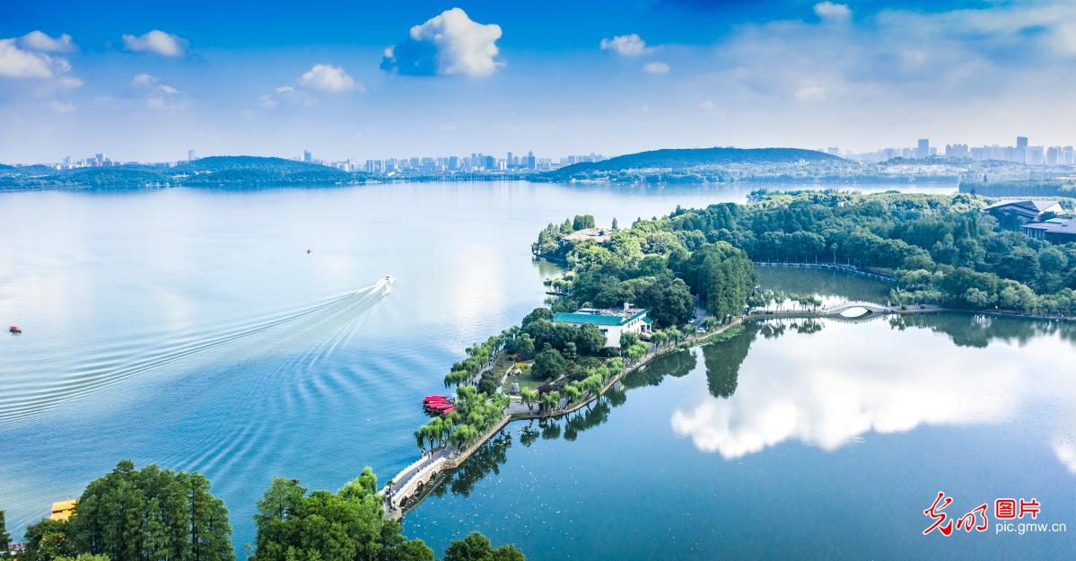 武汉东湖：水天一色 景色壮美