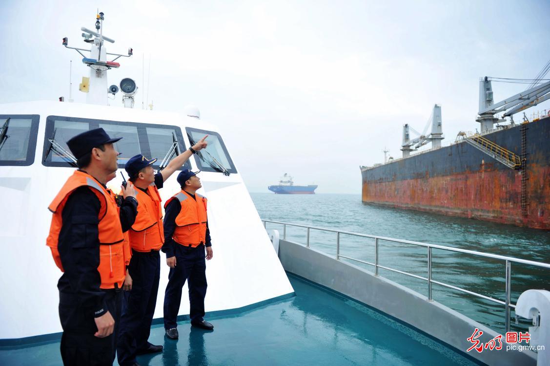 山东青岛:海关边检联合执法打击违法违规行为