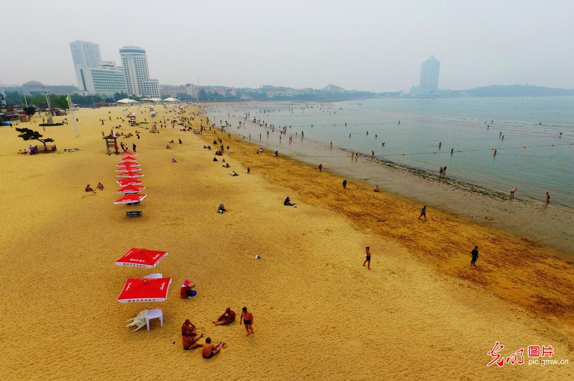 正文 2019年6月1日,山東青島第一海水浴場率先對遊客開放,青島海濱