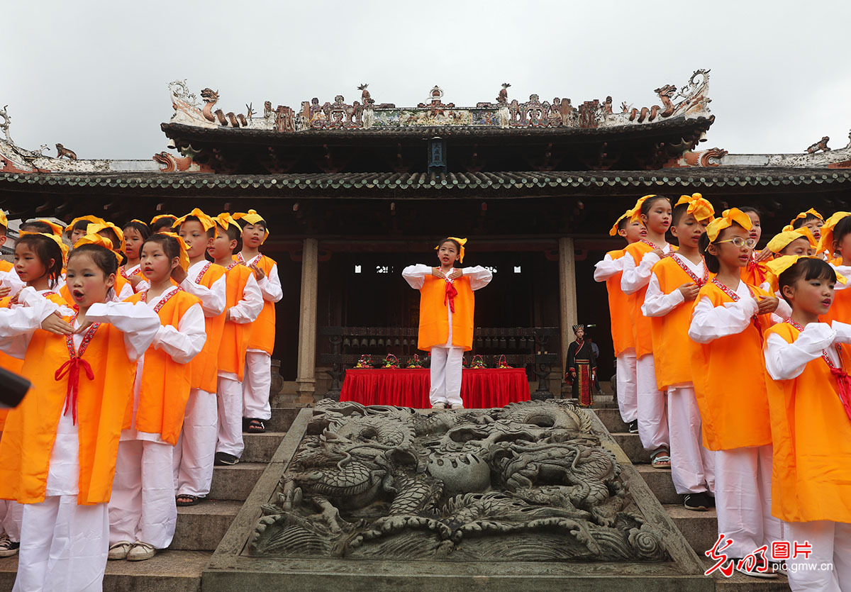 肇庆德庆学宫上演“开笔礼”