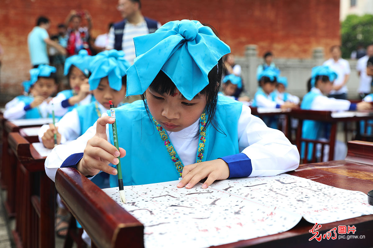 肇庆德庆学宫上演“开笔礼”