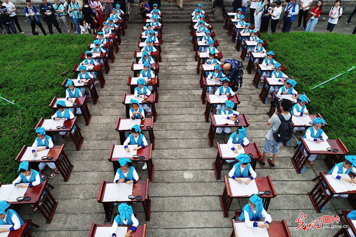 肇庆德庆学宫上演“开笔礼”