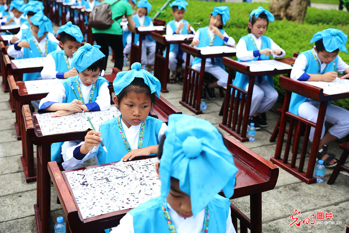 肇庆德庆学宫上演“开笔礼”