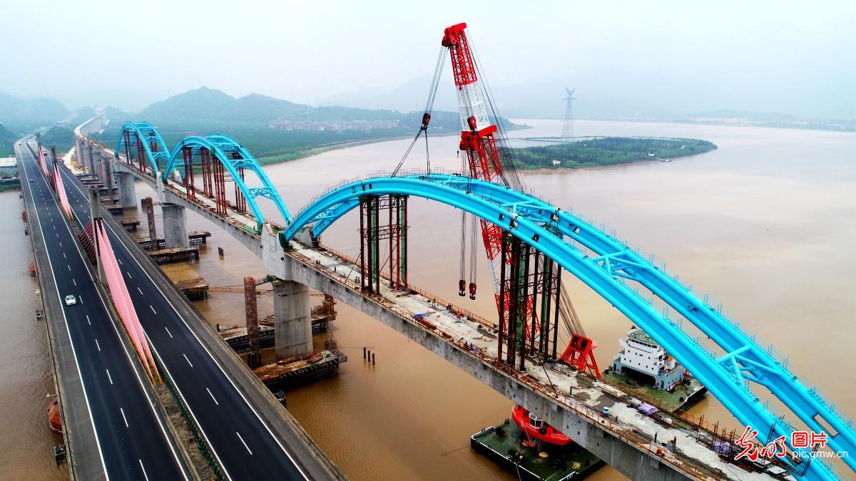 浙江台州：金台铁路灵江特大桥钢管拱顺利合龙