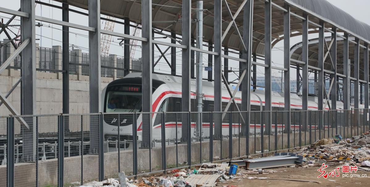 北京新机场线列车空载试运行