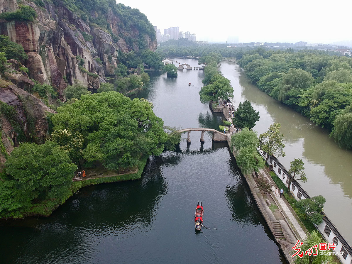 东湖景区地处浙东运河绍兴段,与运河仅一堤之