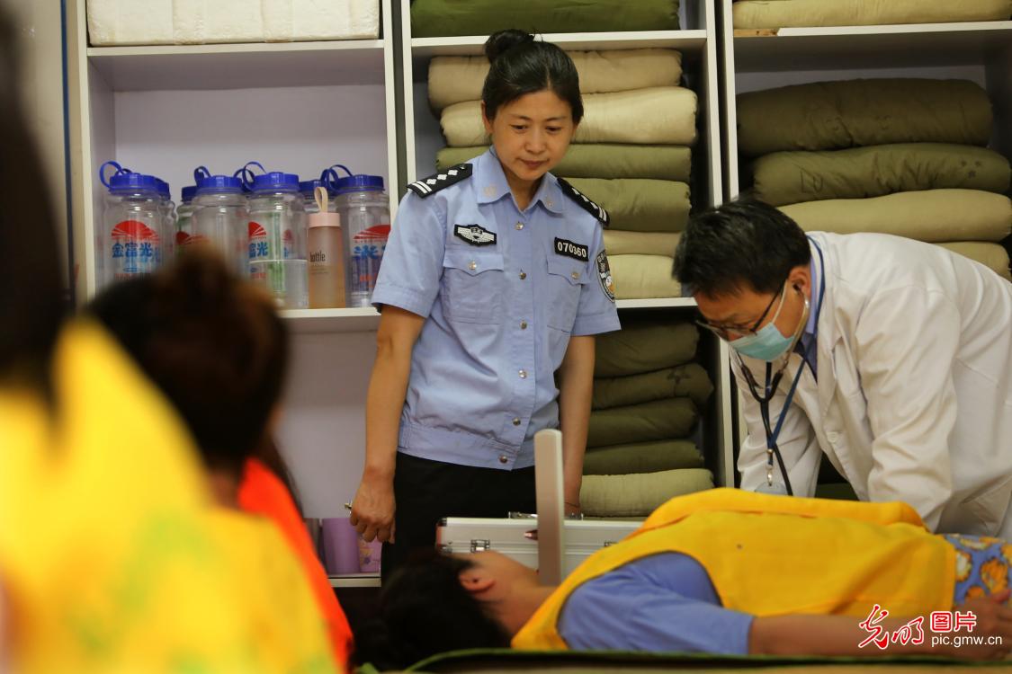 光明图刊女管教周雯用爱心点亮学员归航路