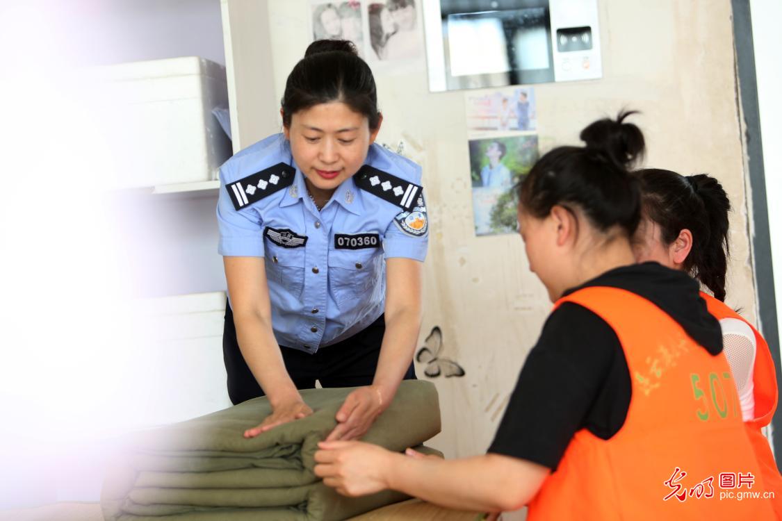 光明图刊女管教周雯用爱心点亮学员归航路