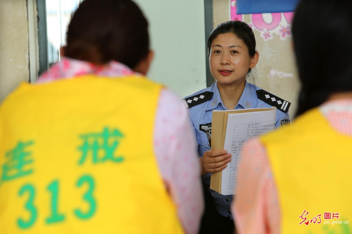光明图刊女管教周雯用爱心点亮学员归航路