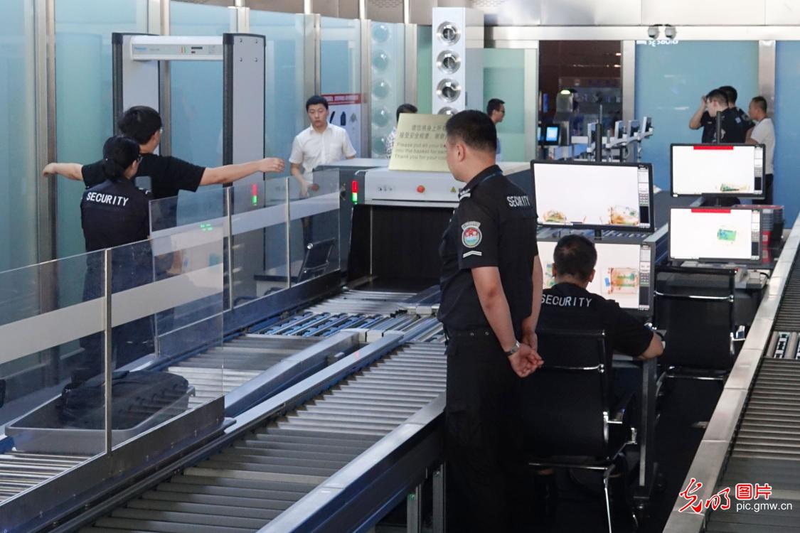 大连机场开启专属达沃斯智能安检通道