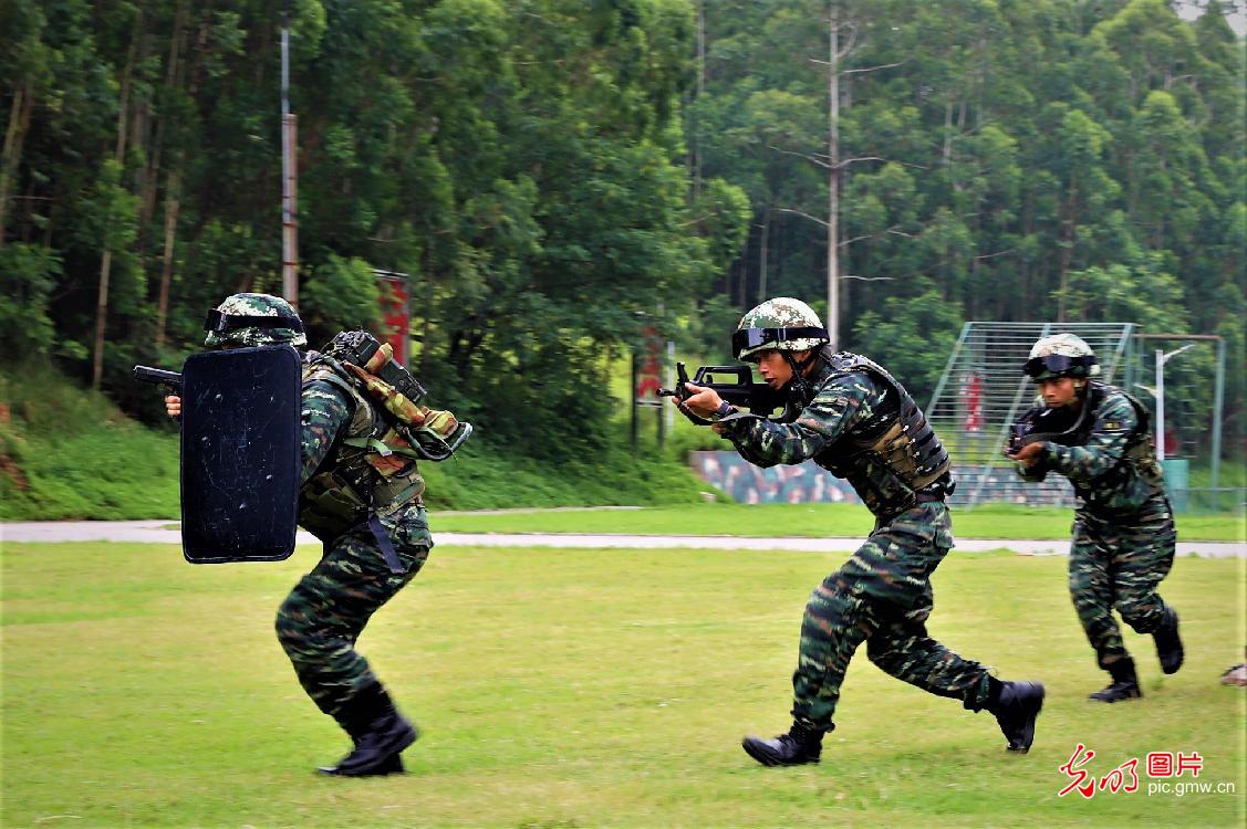 开展综合演练 提高作战本领