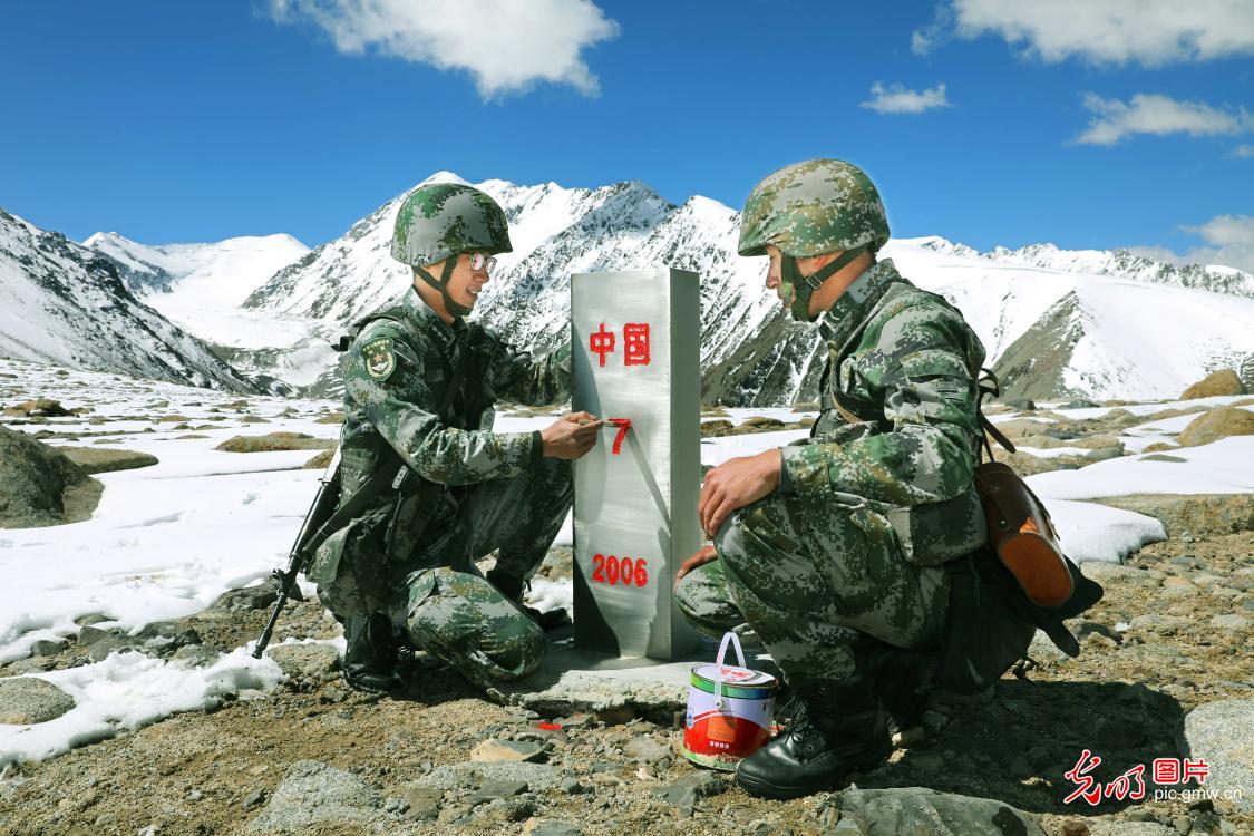 新疆边防兵踏雪巡边描红界碑