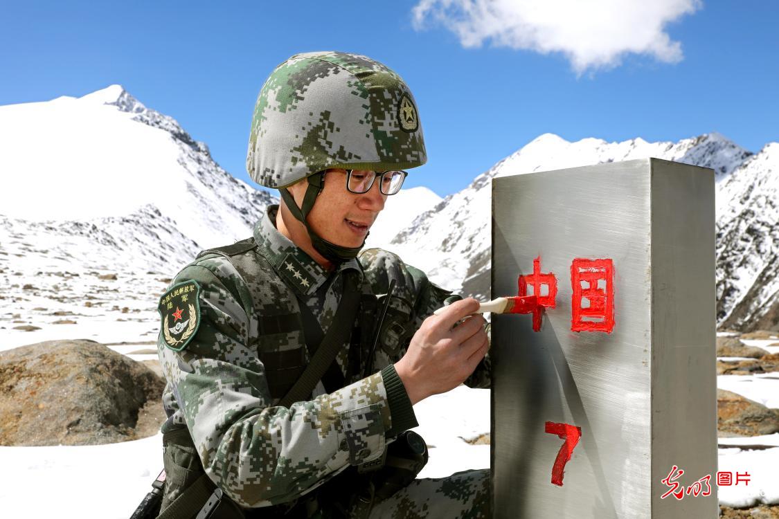 新疆边防兵踏雪巡边描红界碑