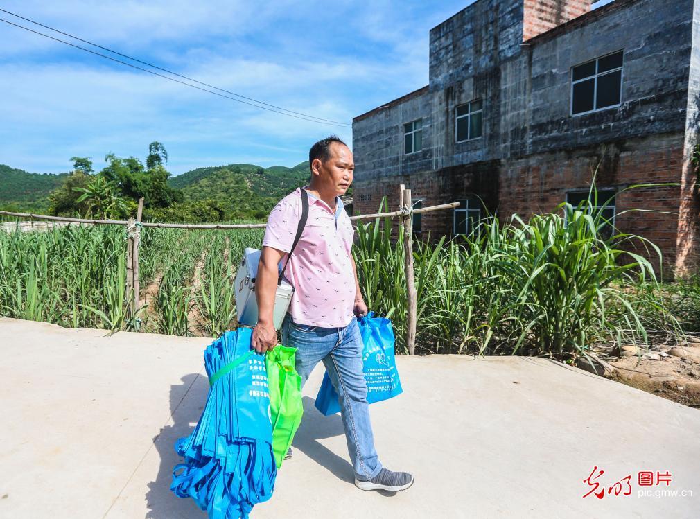 骑行在大山深处的健康卫士