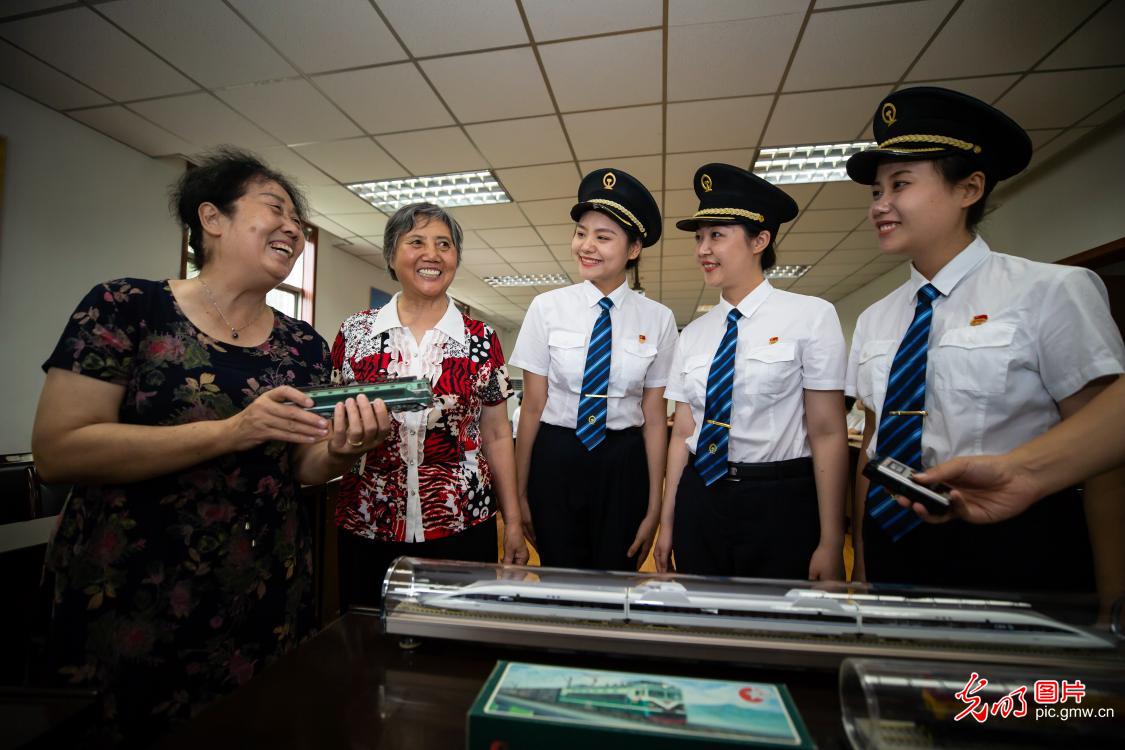 國內鐵路首批女動車組司機學員開展崗前培訓