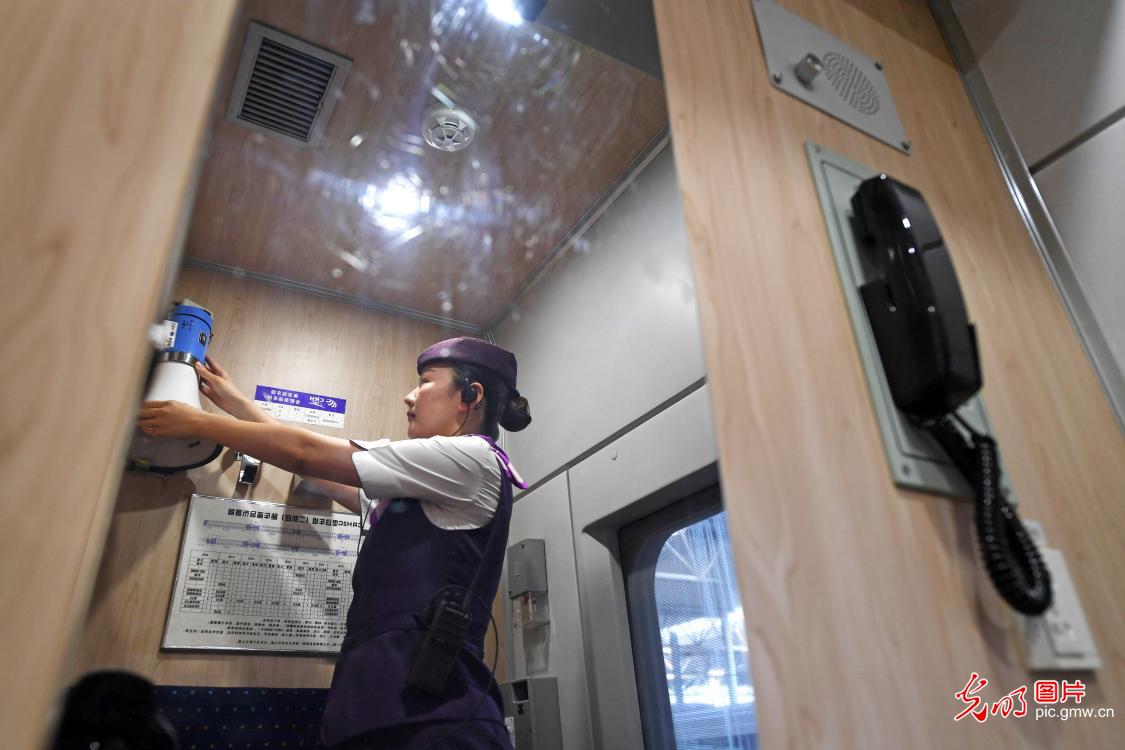 【光明图刊】从受阅女兵到高铁列车长 【光明图刊】从受阅女兵到高铁列车长