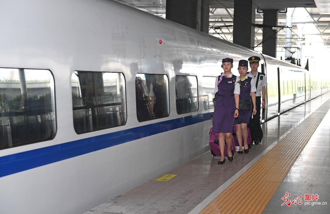 【光明图刊】从受阅女兵到高铁列车长 【光明图刊】从受阅女兵到高铁列车长