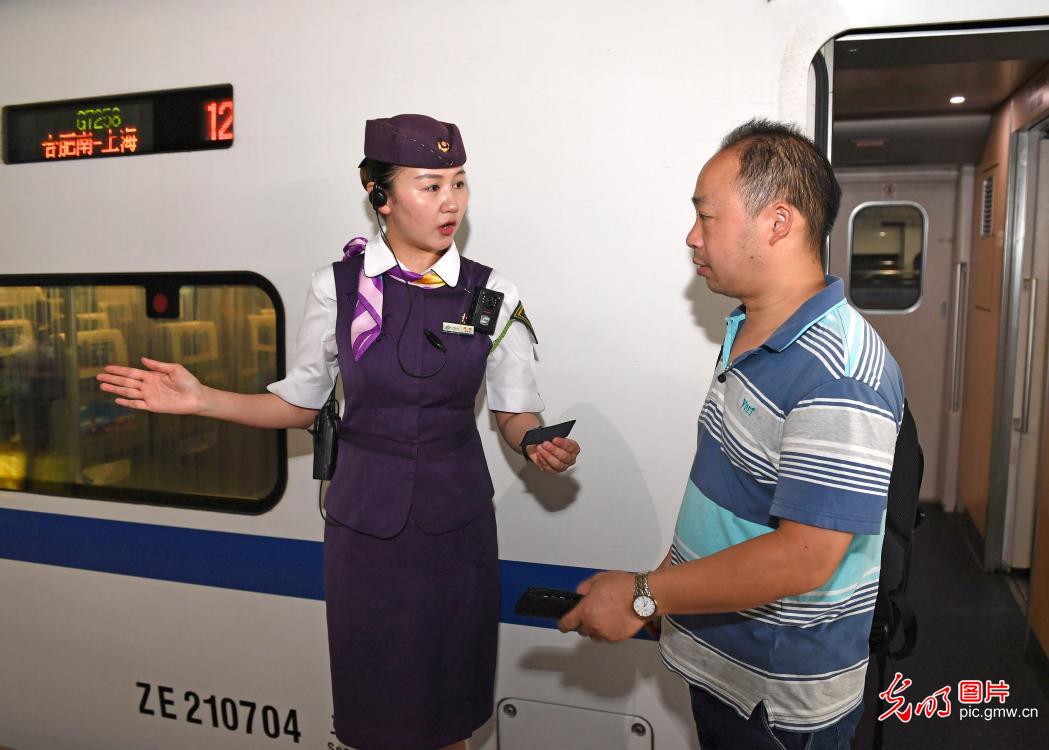 【光明图刊】从受阅女兵到高铁列车长 【光明图刊】从受阅女兵到高铁列车长