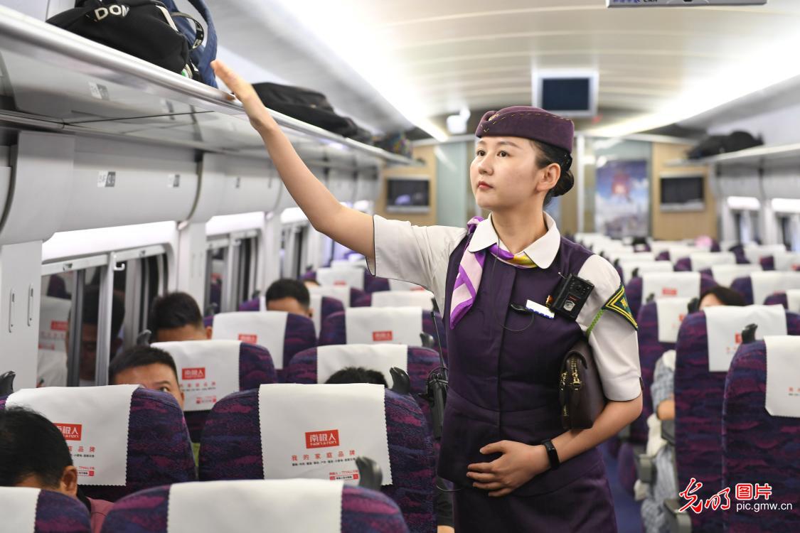 【光明图刊】从受阅女兵到高铁列车长 【光明图刊】从受阅女兵到高铁列车长