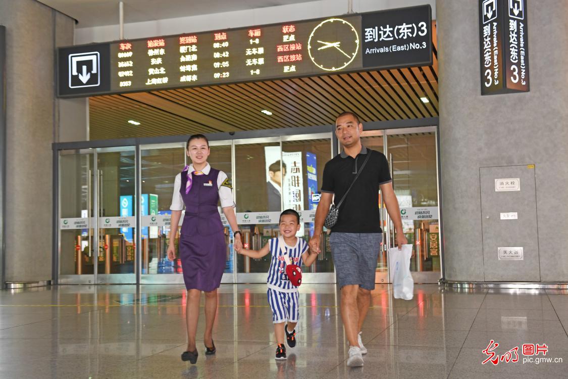 【光明图刊】从受阅女兵到高铁列车长 【光明图刊】从受阅女兵到高铁列车长