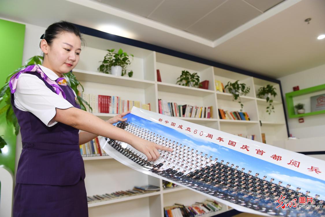 【光明图刊】从受阅女兵到高铁列车长 【光明图刊】从受阅女兵到高铁列车长