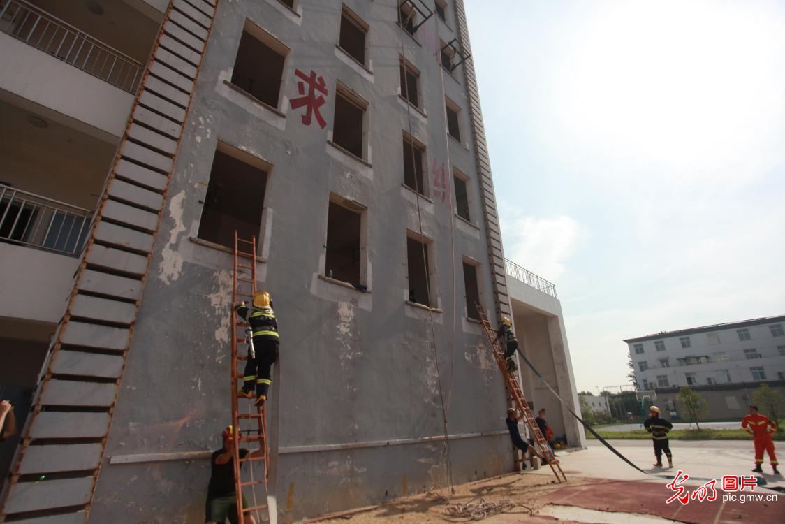 江苏扬州：“消防铁军”三伏大练兵