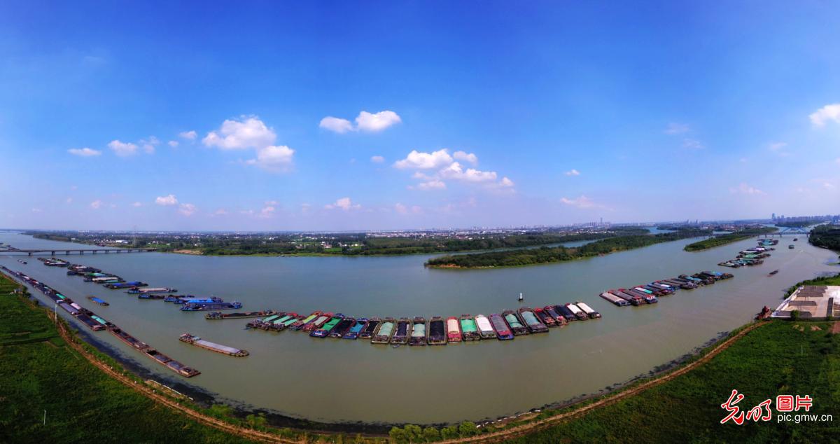 京杭大运河扬州段因旱滞留多艘船舶