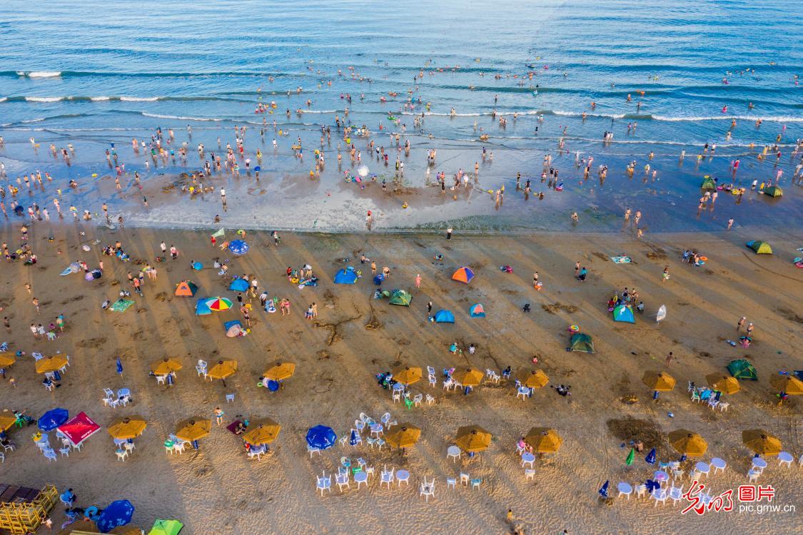 银沙滩游人如织 戏水避暑乐享清凉