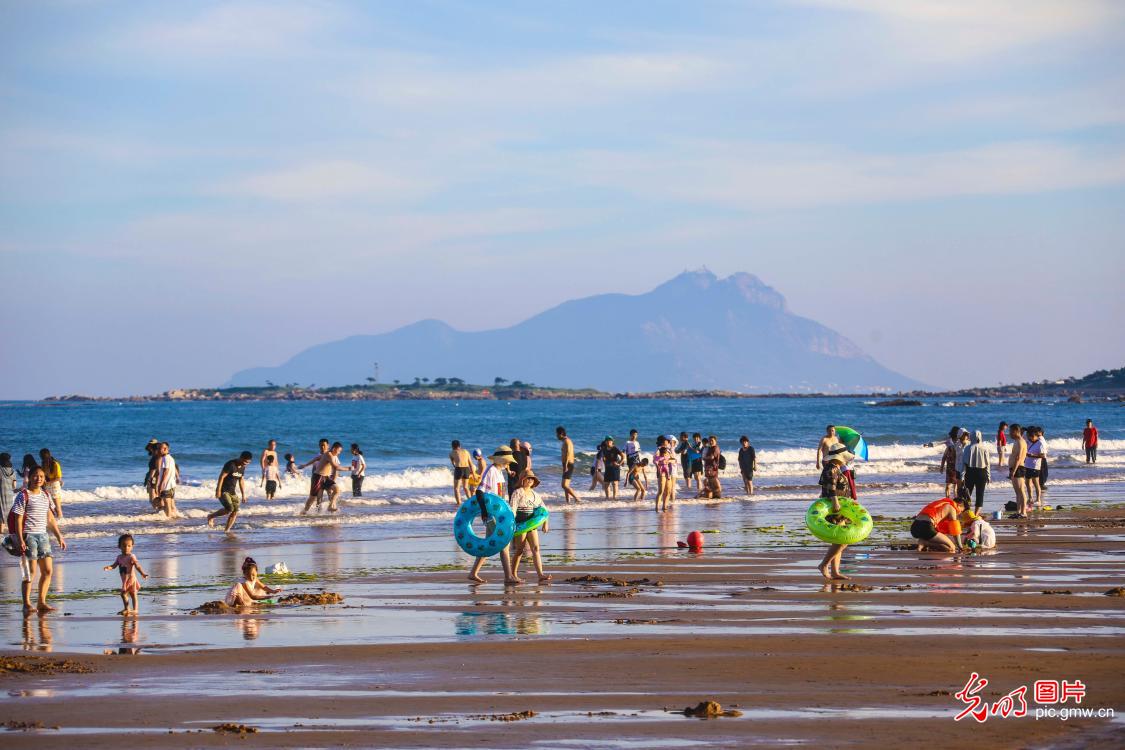 银沙滩游人如织 戏水避暑乐享清凉