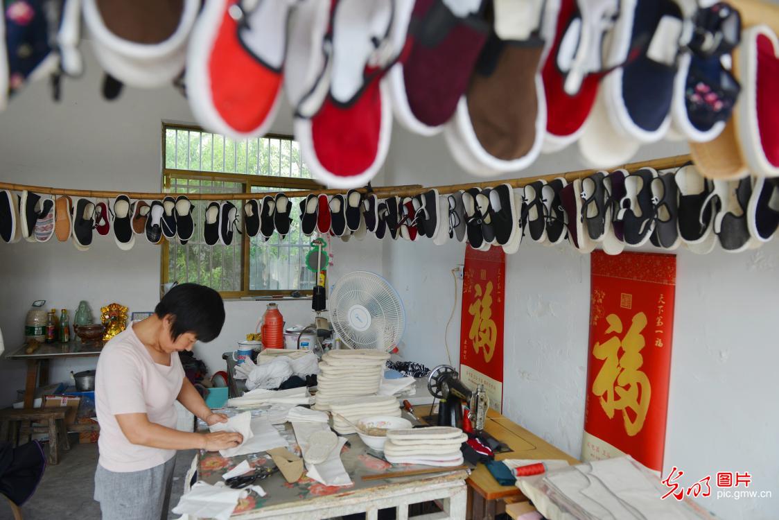【光明图刊】34年匠心未改 一针一线缝制“千层底”
