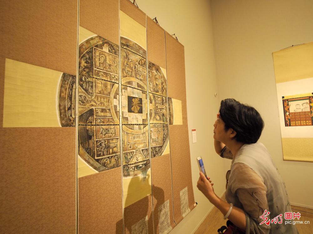 西藏布面重彩画展亮相中国美术馆