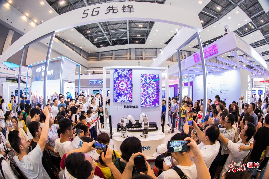 中国国际智能产业博览会体验“炫科技”