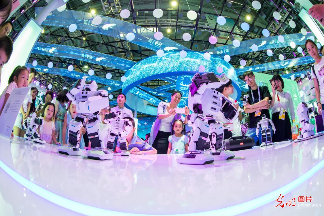 中国国际智能产业博览会体验“炫科技”