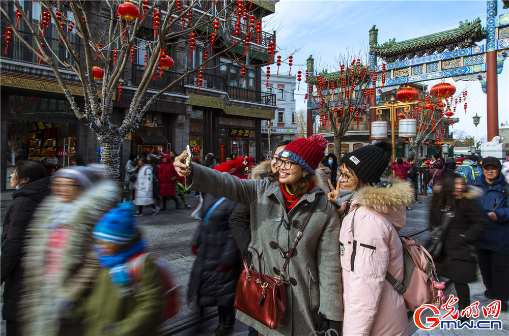 “我眼中的新北京”主题摄影征集活动二等奖作品：《正阳桥前品年味》
