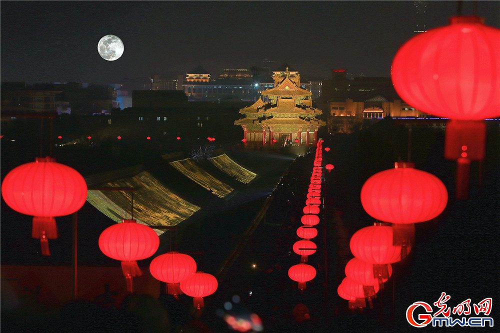 “我眼中的新北京”主题摄影征集活动一等奖作品：《紫禁城元宵灯会》
