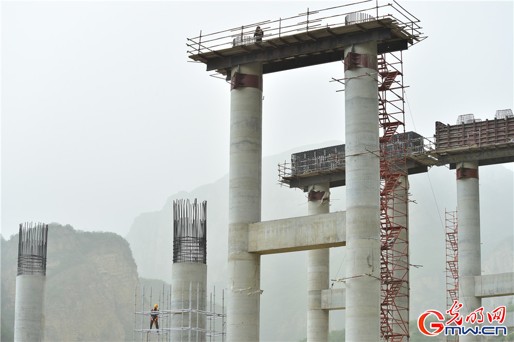 “我眼中的新北京”主题摄影征集活动优秀奖作品：《大山深处架高桥》