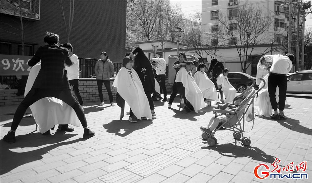 “我眼中的新北京”主题摄影征集活动优秀奖作品：《公益日的街头》