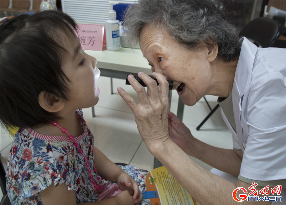 “我眼中的新北京”主题摄影征集活动优秀奖作品：《为郊区儿童送健康》