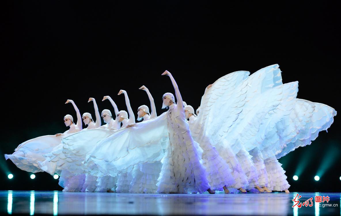 中国·国际蒙古舞蹈艺术展演在呼和浩特落幕