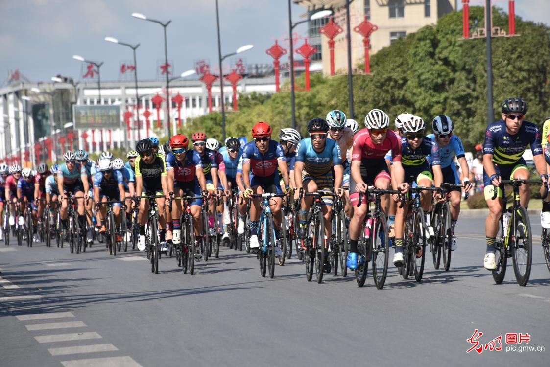 第十届环鄱阳湖国际自行车大赛横峰站开赛